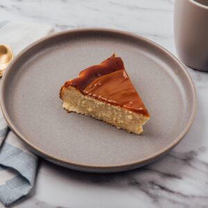 Cheesecake slice with dulce de leche topping